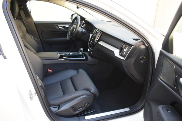 Volvo V60 T6 350PK Automaat AWD Plus Dark / Adaptieve Cruisecontrol / Parkeersensoren / Stoelverwarming / Stuurverwarming / Lighting / Elektrische Stoelen /