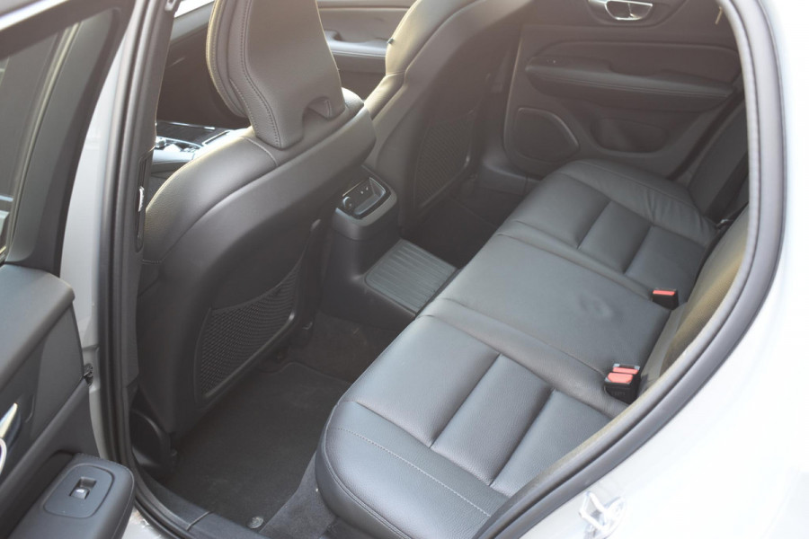Volvo V60 T6 350PK Automaat AWD Ultra Dark / Adaptieve Cruisecontrol / Parkeersensoren / Stoelverwarming / Stuurverwarming / 360 Camera / Elektrische Stoelen /