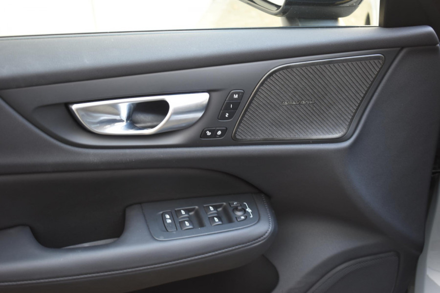 Volvo V60 T6 350PK Automaat AWD Ultra Dark / Adaptieve Cruisecontrol / Parkeersensoren / Stoelverwarming / Stuurverwarming / 360 Camera / Elektrische Stoelen /