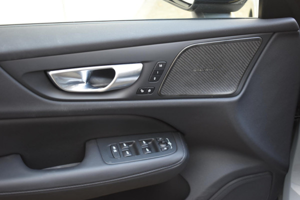 Volvo V60 T6 350PK Automaat AWD Ultra Dark / Adaptieve Cruisecontrol / Parkeersensoren / Stoelverwarming / Stuurverwarming / 360 Camera / Elektrische Stoelen /