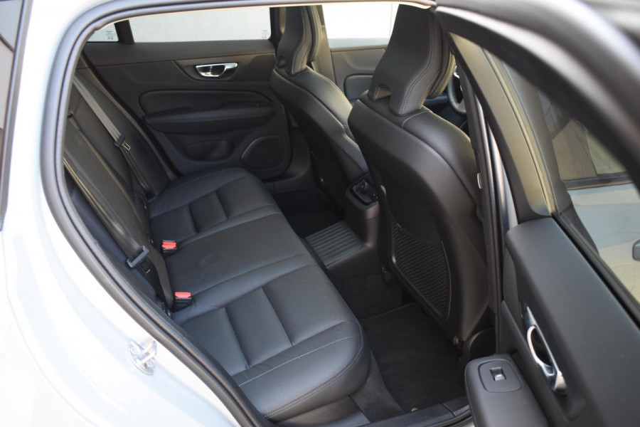 Volvo V60 T6 350PK Automaat AWD Ultra Dark / Adaptieve Cruisecontrol / Parkeersensoren / Stoelverwarming / Stuurverwarming / 360 Camera / Elektrische Stoelen /
