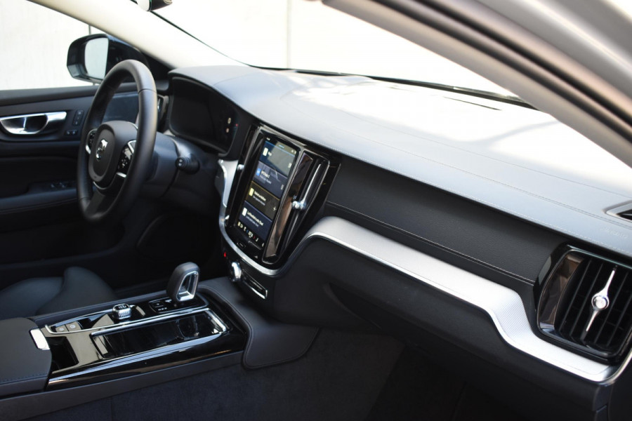 Volvo V60 T6 350PK Automaat AWD Ultra Dark / Adaptieve Cruisecontrol / Parkeersensoren / Stoelverwarming / Stuurverwarming / 360 Camera / Elektrische Stoelen /