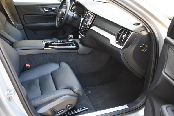 Volvo V60 T6 350PK Automaat AWD Ultra Dark / Adaptieve Cruisecontrol / Parkeersensoren / Stoelverwarming / Stuurverwarming / 360 Camera / Elektrische Stoelen /