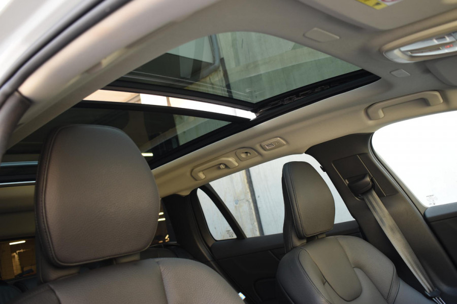 Volvo V60 T6 350PK Automaat AWD Ultra Dark / Adaptieve Cruisecontrol / Parkeersensoren / Stoelverwarming / Stuurverwarming / 360 Camera / Elektrische Stoelen /