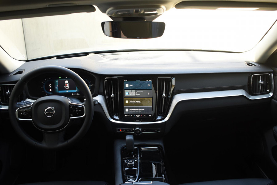 Volvo V60 T6 350PK Automaat AWD Ultra Dark / Adaptieve Cruisecontrol / Parkeersensoren / Stoelverwarming / Stuurverwarming / 360 Camera / Elektrische Stoelen /