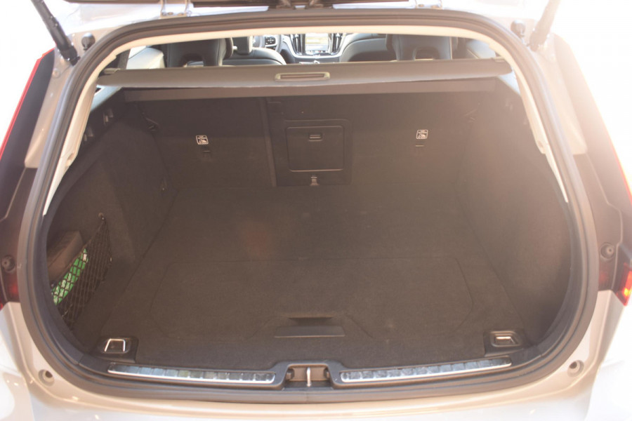 Volvo V60 T6 350PK Automaat AWD Ultra Dark / Adaptieve Cruisecontrol / Parkeersensoren / Stoelverwarming / Stuurverwarming / 360 Camera / Elektrische Stoelen /