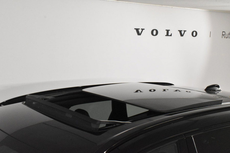Volvo XC60 T6 350PK AWD Plus Black Edition / Adaptieve cruise control / Harman Kardon / BLIS / Panoramadak / Apple carplay / Parkeersensoren met 360 camera / Elektrische achterklep / Elektrische stoelen met geheugen / Stoel en stuurwielverwarming / 21” velgen / Trekhaak /