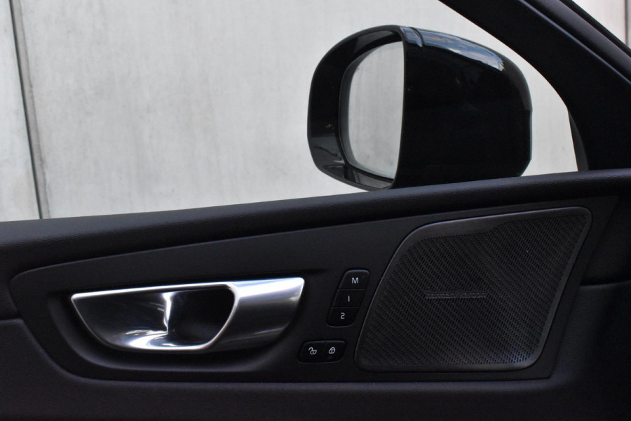 Volvo XC60 T6 350PK AWD Plus Black Edition / Adaptieve cruise control / Harman Kardon / BLIS / Panoramadak / Apple carplay / Parkeersensoren met 360 camera / Elektrische achterklep / Elektrische stoelen met geheugen / Stoel en stuurwielverwarming / 21” velgen / Trekhaak /