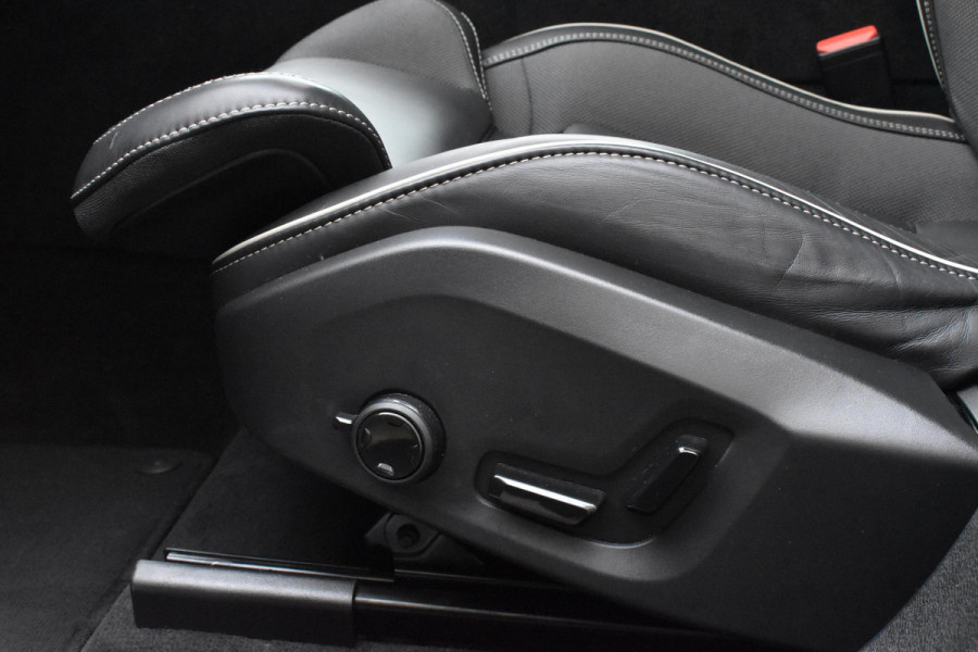 Volvo XC60 T6 350PK AWD Plus Black Edition / Adaptieve cruise control / Harman Kardon / BLIS / Panoramadak / Apple carplay / Parkeersensoren met 360 camera / Elektrische achterklep / Elektrische stoelen met geheugen / Stoel en stuurwielverwarming / 21” velgen / Trekhaak /