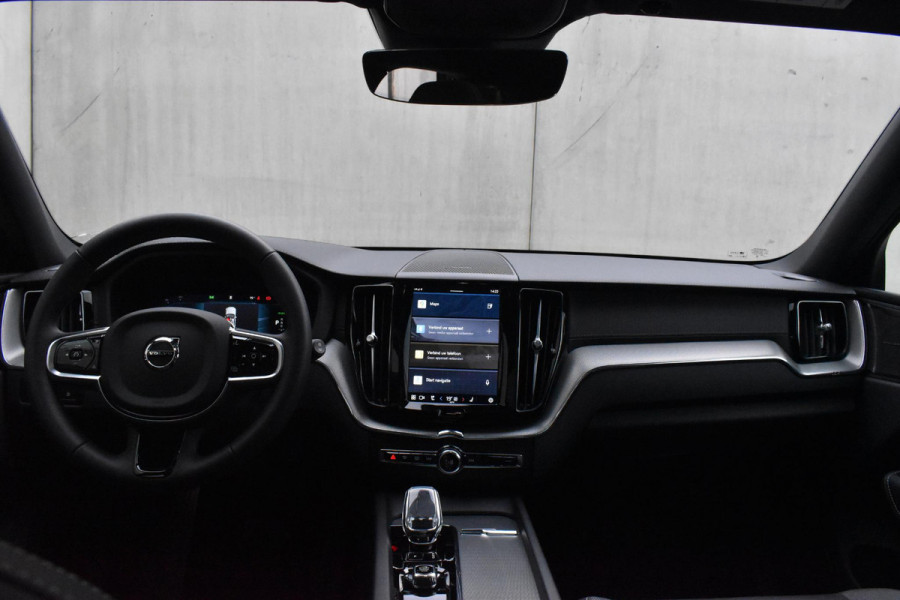 Volvo XC60 T6 350PK AWD Plus Black Edition / Adaptieve cruise control / Harman Kardon / BLIS / Panoramadak / Apple carplay / Parkeersensoren met 360 camera / Elektrische achterklep / Elektrische stoelen met geheugen / Stoel en stuurwielverwarming / 21” velgen / Trekhaak /