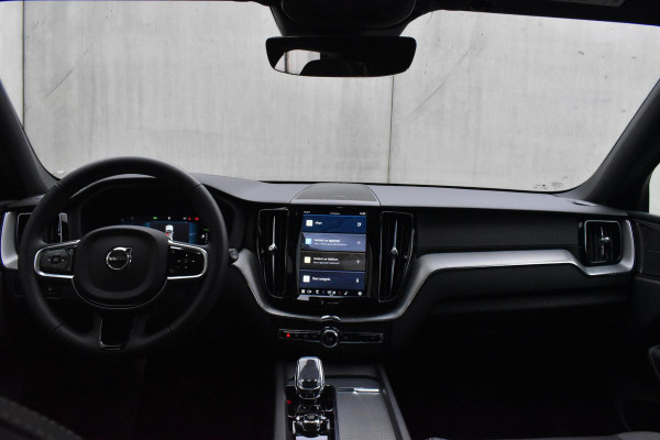 Volvo XC60 T6 350PK AWD Plus Black Edition / Adaptieve cruise control / Harman Kardon / BLIS / Panoramadak / Apple carplay / Parkeersensoren met 360 camera / Elektrische achterklep / Elektrische stoelen met geheugen / Stoel en stuurwielverwarming / 21” velgen / Trekhaak /