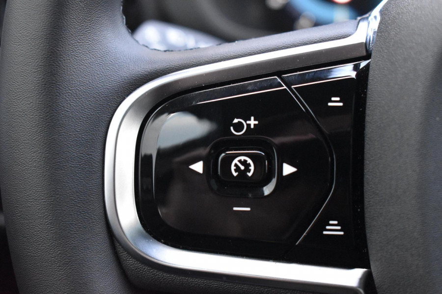 Volvo XC60 T6 350PK AWD Plus Black Edition / Adaptieve cruise control / Harman Kardon / BLIS / Panoramadak / Apple carplay / Parkeersensoren met 360 camera / Elektrische achterklep / Elektrische stoelen met geheugen / Stoel en stuurwielverwarming / 21” velgen / Trekhaak /