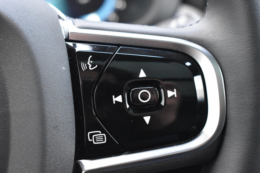 Volvo XC60 T6 350PK AWD Plus Black Edition / Adaptieve cruise control / Harman Kardon / BLIS / Panoramadak / Apple carplay / Parkeersensoren met 360 camera / Elektrische achterklep / Elektrische stoelen met geheugen / Stoel en stuurwielverwarming / 21” velgen / Trekhaak /