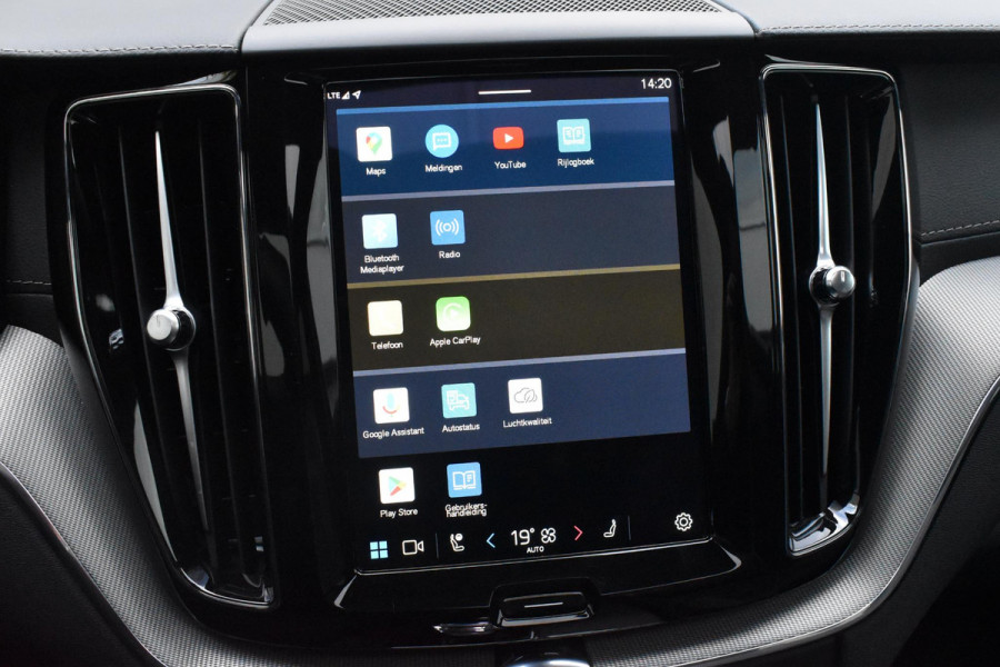 Volvo XC60 T6 350PK AWD Plus Black Edition / Adaptieve cruise control / Harman Kardon / BLIS / Panoramadak / Apple carplay / Parkeersensoren met 360 camera / Elektrische achterklep / Elektrische stoelen met geheugen / Stoel en stuurwielverwarming / 21” velgen / Trekhaak /