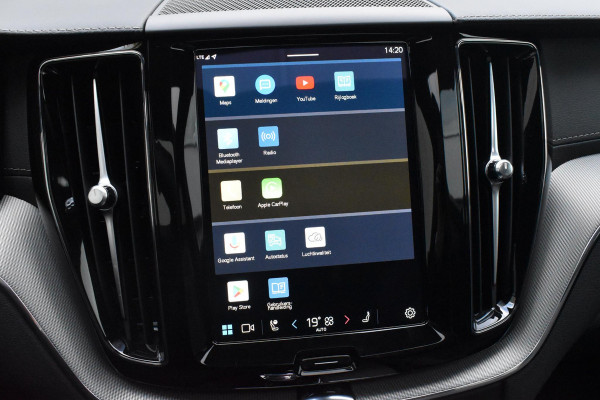 Volvo XC60 T6 350PK AWD Plus Black Edition / Adaptieve cruise control / Harman Kardon / BLIS / Panoramadak / Apple carplay / Parkeersensoren met 360 camera / Elektrische achterklep / Elektrische stoelen met geheugen / Stoel en stuurwielverwarming / 21” velgen / Trekhaak /