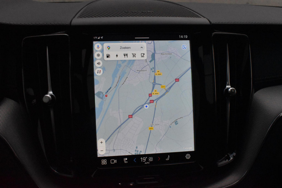 Volvo XC60 T6 350PK AWD Plus Black Edition / Adaptieve cruise control / Harman Kardon / BLIS / Panoramadak / Apple carplay / Parkeersensoren met 360 camera / Elektrische achterklep / Elektrische stoelen met geheugen / Stoel en stuurwielverwarming / 21” velgen / Trekhaak /