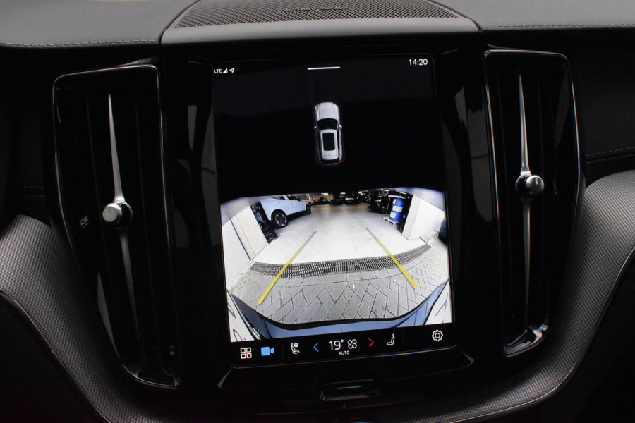 Volvo XC60 T6 350PK AWD Plus Black Edition / Adaptieve cruise control / Harman Kardon / BLIS / Panoramadak / Apple carplay / Parkeersensoren met 360 camera / Elektrische achterklep / Elektrische stoelen met geheugen / Stoel en stuurwielverwarming / 21” velgen / Trekhaak /