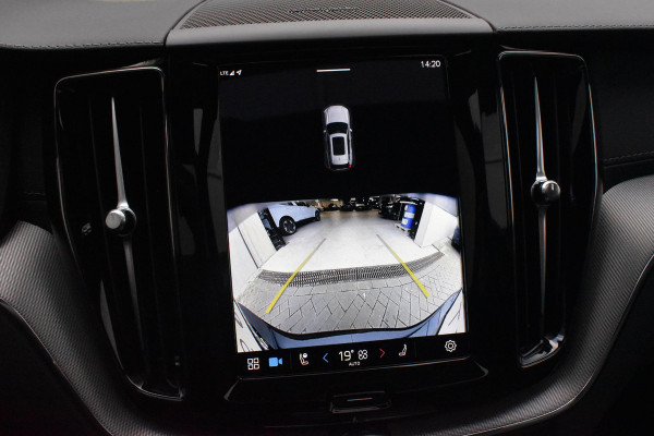 Volvo XC60 T6 350PK AWD Plus Black Edition / Adaptieve cruise control / Harman Kardon / BLIS / Panoramadak / Apple carplay / Parkeersensoren met 360 camera / Elektrische achterklep / Elektrische stoelen met geheugen / Stoel en stuurwielverwarming / 21” velgen / Trekhaak /