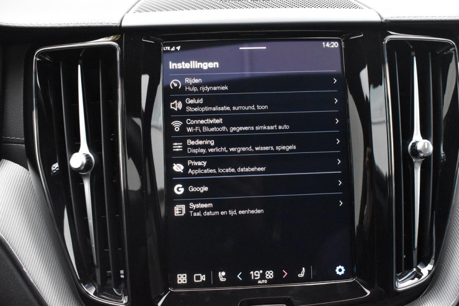 Volvo XC60 T6 350PK AWD Plus Black Edition / Adaptieve cruise control / Harman Kardon / BLIS / Panoramadak / Apple carplay / Parkeersensoren met 360 camera / Elektrische achterklep / Elektrische stoelen met geheugen / Stoel en stuurwielverwarming / 21” velgen / Trekhaak /