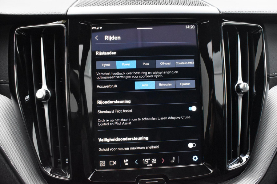 Volvo XC60 T6 350PK AWD Plus Black Edition / Adaptieve cruise control / Harman Kardon / BLIS / Panoramadak / Apple carplay / Parkeersensoren met 360 camera / Elektrische achterklep / Elektrische stoelen met geheugen / Stoel en stuurwielverwarming / 21” velgen / Trekhaak /