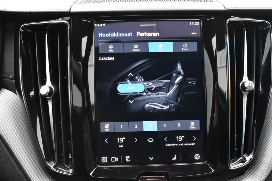 Volvo XC60 T6 350PK AWD Plus Black Edition / Adaptieve cruise control / Harman Kardon / BLIS / Panoramadak / Apple carplay / Parkeersensoren met 360 camera / Elektrische achterklep / Elektrische stoelen met geheugen / Stoel en stuurwielverwarming / 21” velgen / Trekhaak /