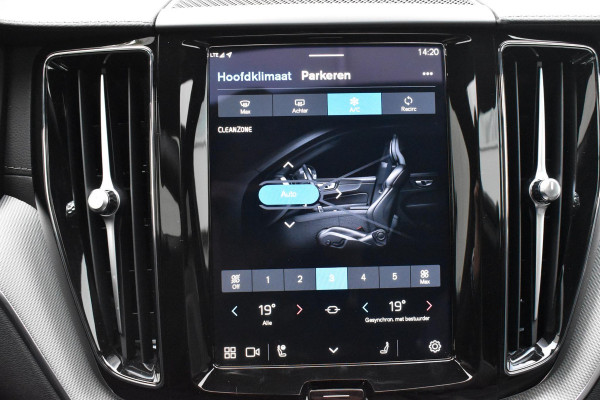 Volvo XC60 T6 350PK AWD Plus Black Edition / Adaptieve cruise control / Harman Kardon / BLIS / Panoramadak / Apple carplay / Parkeersensoren met 360 camera / Elektrische achterklep / Elektrische stoelen met geheugen / Stoel en stuurwielverwarming / 21” velgen / Trekhaak /