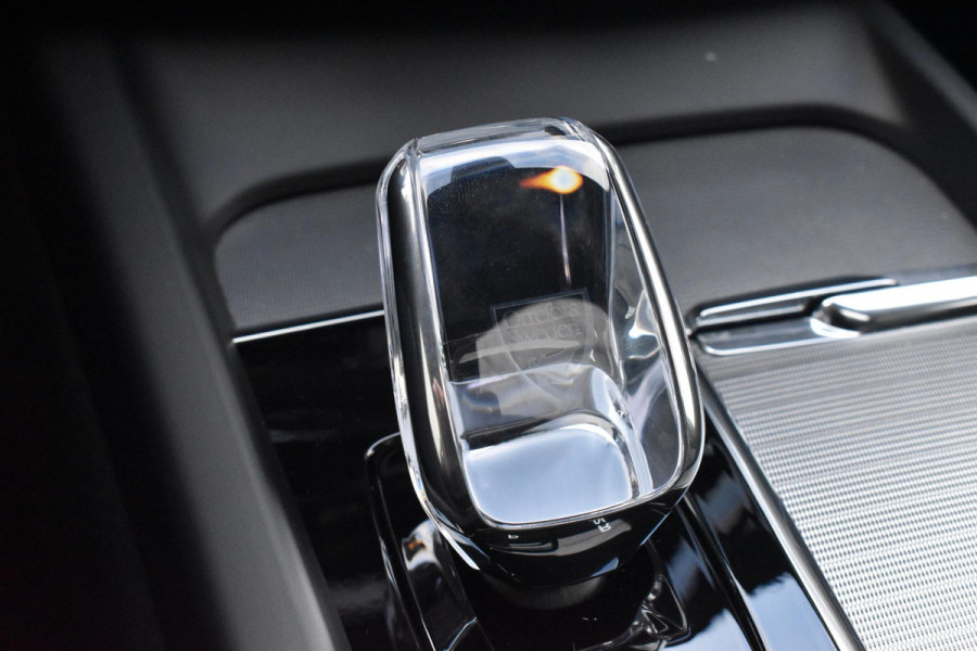 Volvo XC60 T6 350PK AWD Plus Black Edition / Adaptieve cruise control / Harman Kardon / BLIS / Panoramadak / Apple carplay / Parkeersensoren met 360 camera / Elektrische achterklep / Elektrische stoelen met geheugen / Stoel en stuurwielverwarming / 21” velgen / Trekhaak /