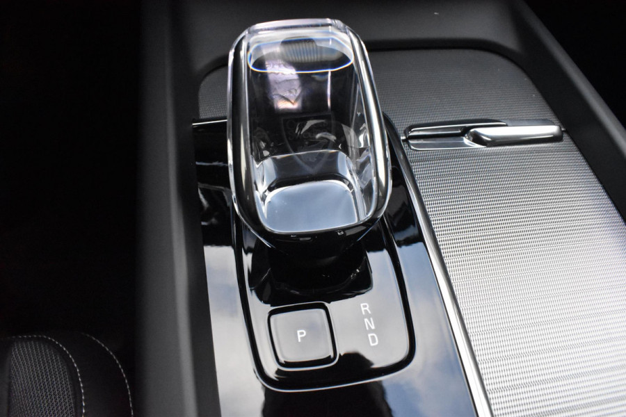 Volvo XC60 T6 350PK AWD Plus Black Edition / Adaptieve cruise control / Harman Kardon / BLIS / Panoramadak / Apple carplay / Parkeersensoren met 360 camera / Elektrische achterklep / Elektrische stoelen met geheugen / Stoel en stuurwielverwarming / 21” velgen / Trekhaak /