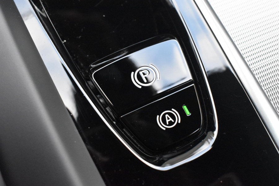Volvo XC60 T6 350PK AWD Plus Black Edition / Adaptieve cruise control / Harman Kardon / BLIS / Panoramadak / Apple carplay / Parkeersensoren met 360 camera / Elektrische achterklep / Elektrische stoelen met geheugen / Stoel en stuurwielverwarming / 21” velgen / Trekhaak /