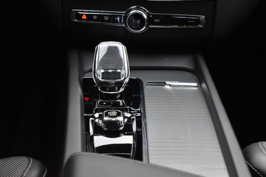 Volvo XC60 T6 350PK AWD Plus Black Edition / Adaptieve cruise control / Harman Kardon / BLIS / Panoramadak / Apple carplay / Parkeersensoren met 360 camera / Elektrische achterklep / Elektrische stoelen met geheugen / Stoel en stuurwielverwarming / 21” velgen / Trekhaak /