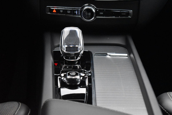 Volvo XC60 T6 350PK AWD Plus Black Edition / Adaptieve cruise control / Harman Kardon / BLIS / Panoramadak / Apple carplay / Parkeersensoren met 360 camera / Elektrische achterklep / Elektrische stoelen met geheugen / Stoel en stuurwielverwarming / 21” velgen / Trekhaak /