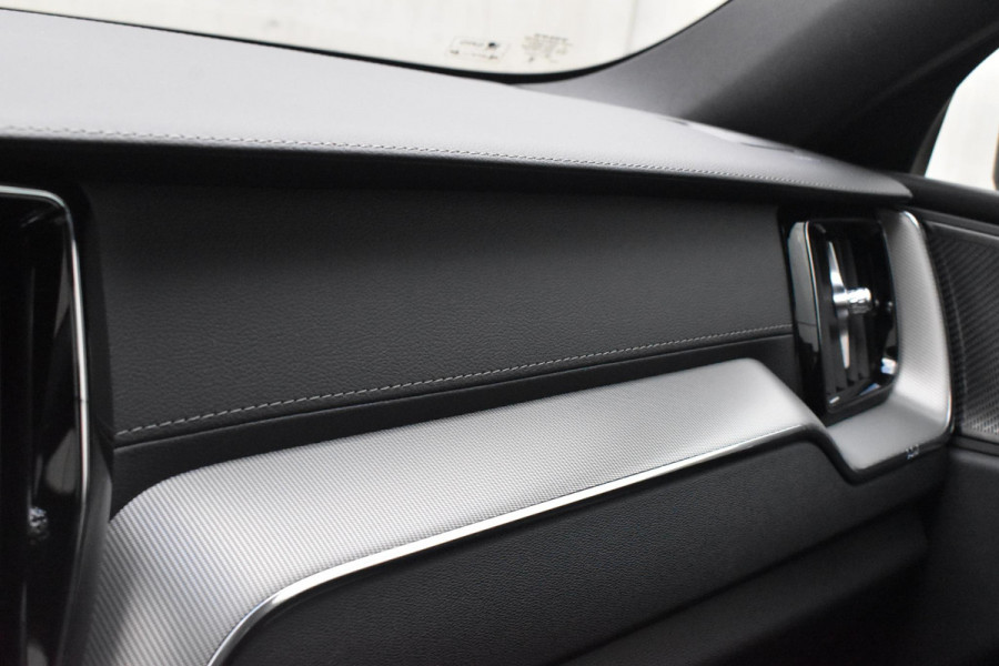 Volvo XC60 T6 350PK AWD Plus Black Edition / Adaptieve cruise control / Harman Kardon / BLIS / Panoramadak / Apple carplay / Parkeersensoren met 360 camera / Elektrische achterklep / Elektrische stoelen met geheugen / Stoel en stuurwielverwarming / 21” velgen / Trekhaak /