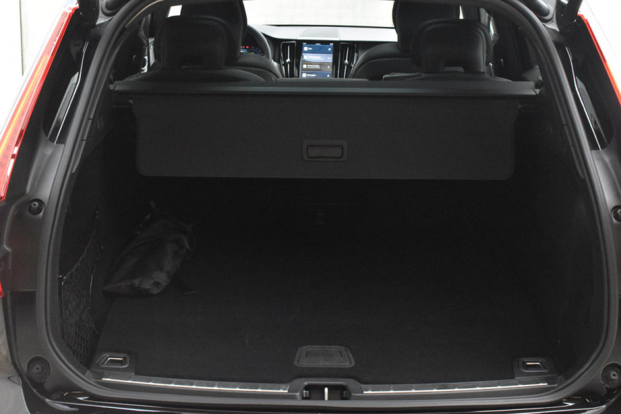 Volvo XC60 T6 350PK AWD Plus Black Edition / Adaptieve cruise control / Harman Kardon / BLIS / Panoramadak / Apple carplay / Parkeersensoren met 360 camera / Elektrische achterklep / Elektrische stoelen met geheugen / Stoel en stuurwielverwarming / 21” velgen / Trekhaak /