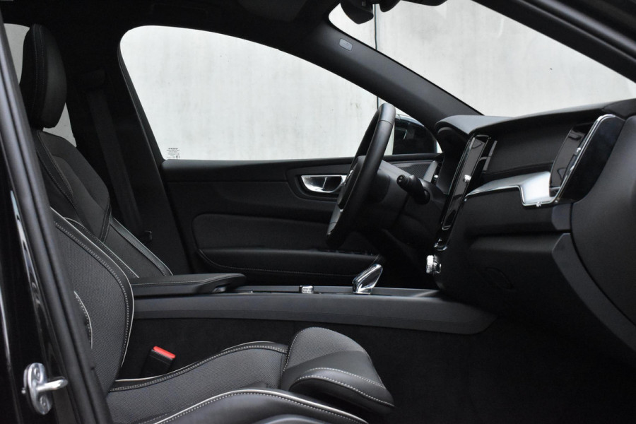 Volvo XC60 T6 350PK AWD Plus Black Edition / Adaptieve cruise control / Harman Kardon / BLIS / Panoramadak / Apple carplay / Parkeersensoren met 360 camera / Elektrische achterklep / Elektrische stoelen met geheugen / Stoel en stuurwielverwarming / 21” velgen / Trekhaak /