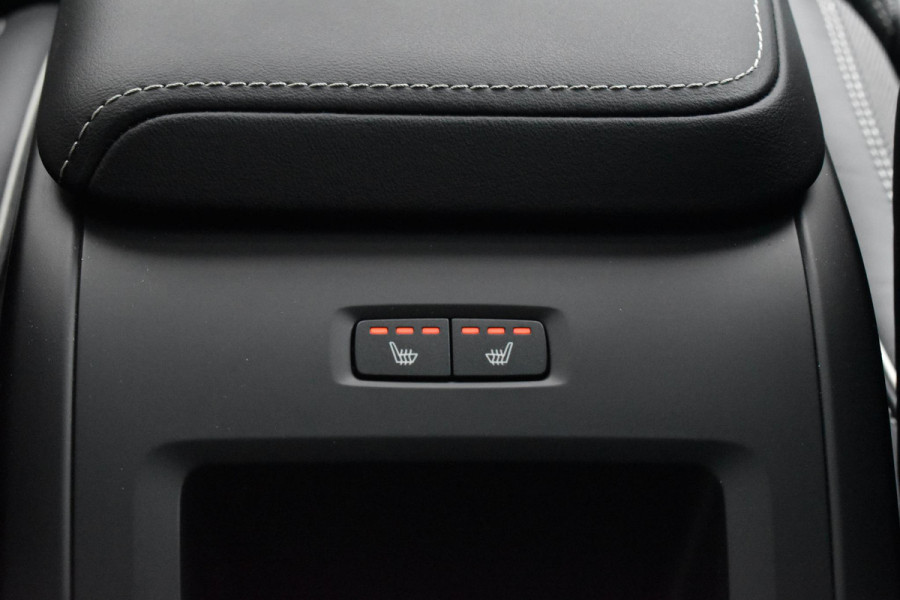 Volvo XC60 T6 350PK AWD Plus Black Edition / Adaptieve cruise control / Harman Kardon / BLIS / Panoramadak / Apple carplay / Parkeersensoren met 360 camera / Elektrische achterklep / Elektrische stoelen met geheugen / Stoel en stuurwielverwarming / 21” velgen / Trekhaak /