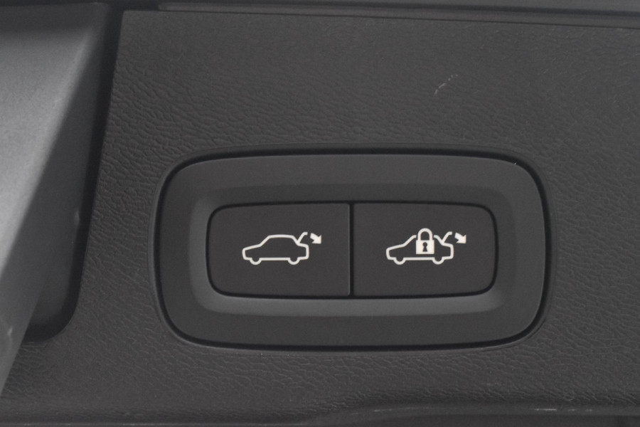 Volvo XC60 T6 350PK AWD Plus Black Edition / Adaptieve cruise control / Harman Kardon / BLIS / Panoramadak / Apple carplay / Parkeersensoren met 360 camera / Elektrische achterklep / Elektrische stoelen met geheugen / Stoel en stuurwielverwarming / 21” velgen / Trekhaak /