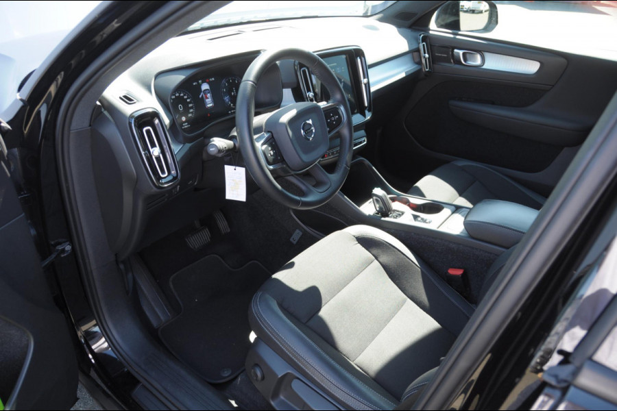 Volvo XC40 T4 190PK Automaat Momentum Pro Navigatie / Parkeersensoren Voor & achter / Parkeercamera achter / Semi Elek. wegklapbare trekhaak / Climate Control /  Getinte ramen vanaf de B-Stijl / Premium Audi Harman Kardon