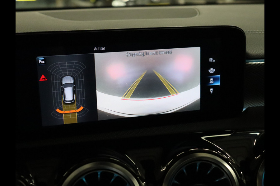Mercedes-Benz CLA-Klasse Shooting Brake 200 Business Solution Luxury [CARPLAY, CRUISE CONTROL,SCHUIFKANTELDAK,  SFEERVERLICHTING, DIGITAL DASH, TREKHAAK, MEMORY SEATS, STOELVERWARMING, CAMERA + PDC, MERCEDES-BENZ KOPLAMPEN, VOL LEDER, NAVIGATIE, NIEUWSTAAT]