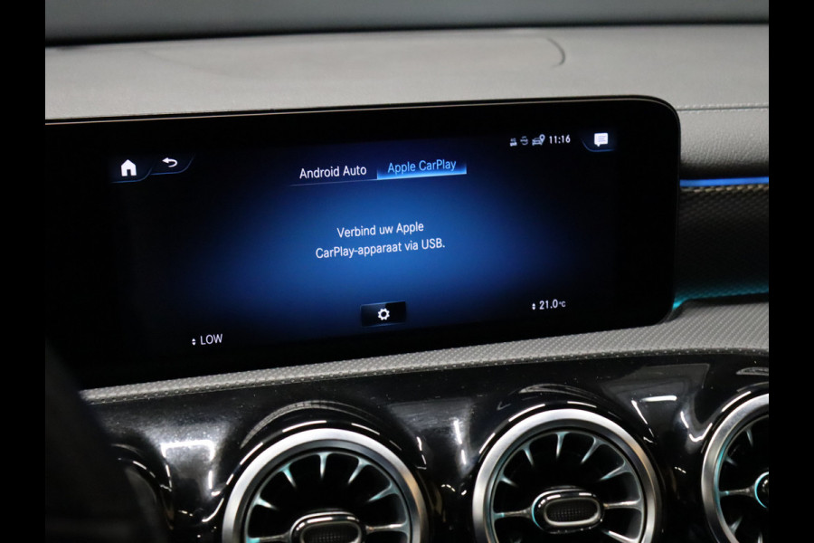 Mercedes-Benz CLA-Klasse Shooting Brake 200 Business Solution Luxury [CARPLAY, CRUISE CONTROL,SCHUIFKANTELDAK,  SFEERVERLICHTING, DIGITAL DASH, TREKHAAK, MEMORY SEATS, STOELVERWARMING, CAMERA + PDC, MERCEDES-BENZ KOPLAMPEN, VOL LEDER, NAVIGATIE, NIEUWSTAAT]