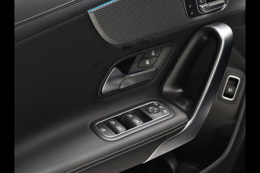 Mercedes-Benz CLA-Klasse Shooting Brake 200 Business Solution Luxury [CARPLAY, CRUISE CONTROL,SCHUIFKANTELDAK,  SFEERVERLICHTING, DIGITAL DASH, TREKHAAK, MEMORY SEATS, STOELVERWARMING, CAMERA + PDC, MERCEDES-BENZ KOPLAMPEN, VOL LEDER, NAVIGATIE, NIEUWSTAAT]