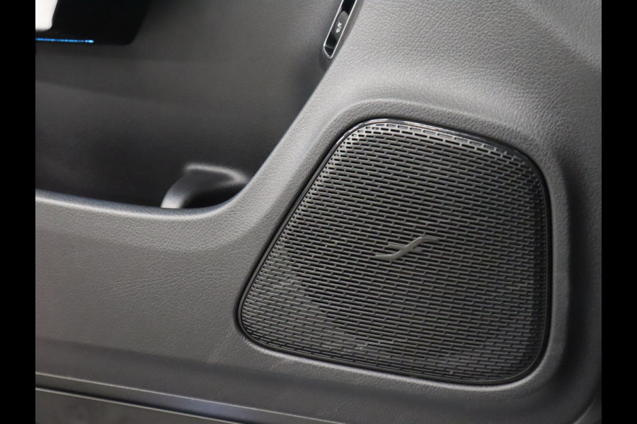 Mercedes-Benz CLA-Klasse Shooting Brake 200 Business Solution Luxury [CARPLAY, CRUISE CONTROL,SCHUIFKANTELDAK,  SFEERVERLICHTING, DIGITAL DASH, TREKHAAK, MEMORY SEATS, STOELVERWARMING, CAMERA + PDC, MERCEDES-BENZ KOPLAMPEN, VOL LEDER, NAVIGATIE, NIEUWSTAAT]