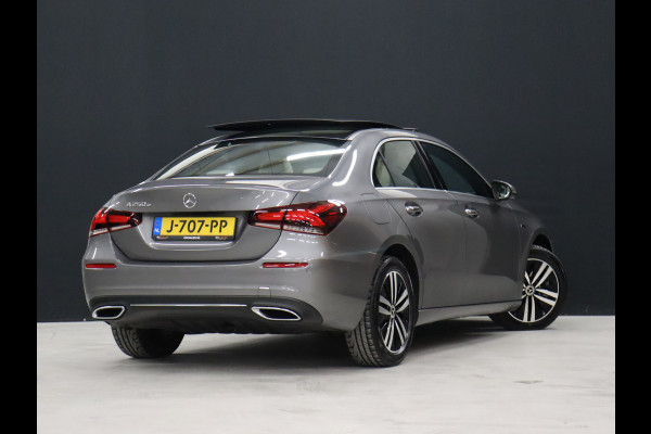 Mercedes-Benz A-Klasse 250 e Business Solution Luxury Limited [CRUISE CONTROL, DIGITAL DASH ,CAMERA + PDC, SCHUIFKANTELDAK, SFEERVERLICHTING, CARPLAY, STOELVERWARMING, MEMORY SEATS, VOL LEDER, FLIPPERS, NAVIGATIE, NIEUWSTAAT]