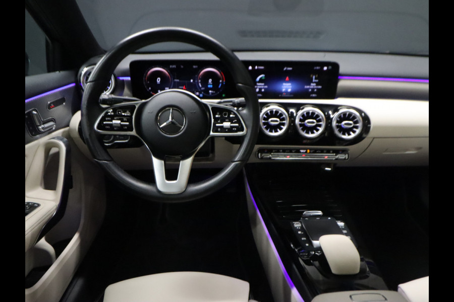 Mercedes-Benz A-Klasse 250 e Business Solution Luxury Limited [CRUISE CONTROL, DIGITAL DASH ,CAMERA + PDC, SCHUIFKANTELDAK, SFEERVERLICHTING, CARPLAY, STOELVERWARMING, MEMORY SEATS, VOL LEDER, FLIPPERS, NAVIGATIE, NIEUWSTAAT]