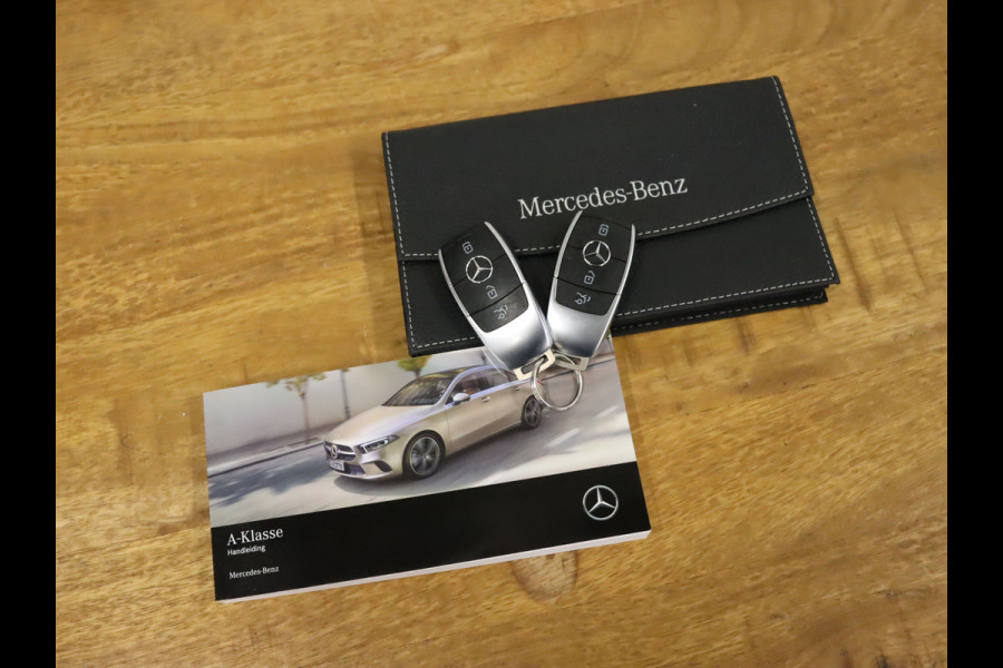 Mercedes-Benz A-Klasse 250 e Business Solution Luxury Limited [CRUISE CONTROL, DIGITAL DASH ,CAMERA + PDC, SCHUIFKANTELDAK, SFEERVERLICHTING, CARPLAY, STOELVERWARMING, MEMORY SEATS, VOL LEDER, FLIPPERS, NAVIGATIE, NIEUWSTAAT]