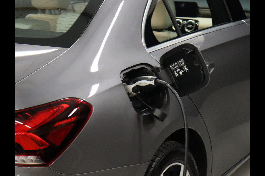 Mercedes-Benz A-Klasse 250 e Business Solution Luxury Limited [CRUISE CONTROL, DIGITAL DASH ,CAMERA + PDC, SCHUIFKANTELDAK, SFEERVERLICHTING, CARPLAY, STOELVERWARMING, MEMORY SEATS, VOL LEDER, FLIPPERS, NAVIGATIE, NIEUWSTAAT]