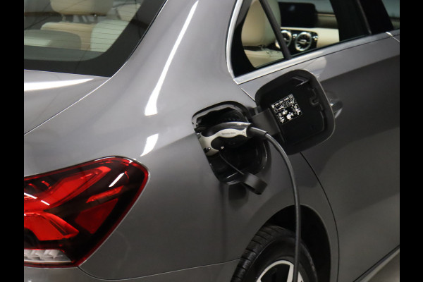 Mercedes-Benz A-Klasse 250 e Business Solution Luxury Limited [CRUISE CONTROL, DIGITAL DASH ,CAMERA + PDC, SCHUIFKANTELDAK, SFEERVERLICHTING, CARPLAY, STOELVERWARMING, MEMORY SEATS, VOL LEDER, FLIPPERS, NAVIGATIE, NIEUWSTAAT]