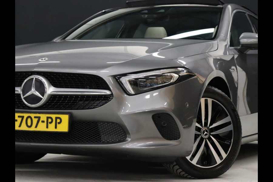 Mercedes-Benz A-Klasse 250 e Business Solution Luxury Limited [CRUISE CONTROL, DIGITAL DASH ,CAMERA + PDC, SCHUIFKANTELDAK, SFEERVERLICHTING, CARPLAY, STOELVERWARMING, MEMORY SEATS, VOL LEDER, FLIPPERS, NAVIGATIE, NIEUWSTAAT]