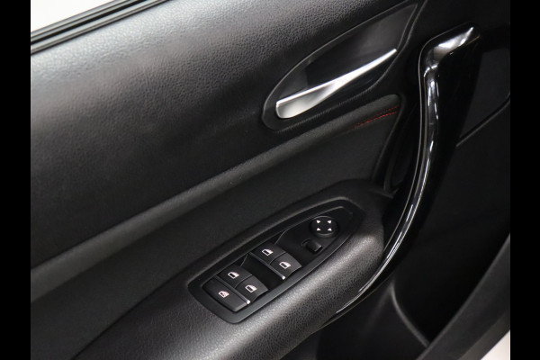 BMW 1-serie 118i Sport Line [CRUISE CONTROL, CLIMATE CONTROL, HALF LEDER, BMW LED KOPLAMPEN, PDC ACHTER, BLUETOOTH TELEFOONVERBINDING, NAVIGATIE, NIEUWSTAAT]