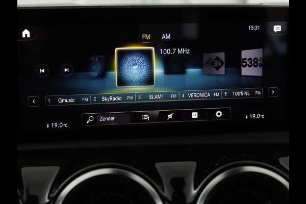 Mercedes-Benz A-Klasse 180 d Business Solution AMG | Panoramadak | AMG Line | Stoelverwarming | Apple Carplay | Achteruitrijcamera | Full LED | Navigatie | Cruise Control | LMV 18