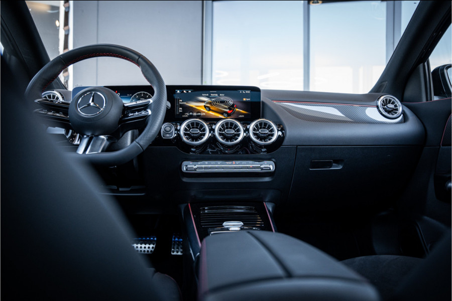 Mercedes-Benz GLA 180 AMG Line - Panorama | Elek. Trekhaak | ACC | Camera